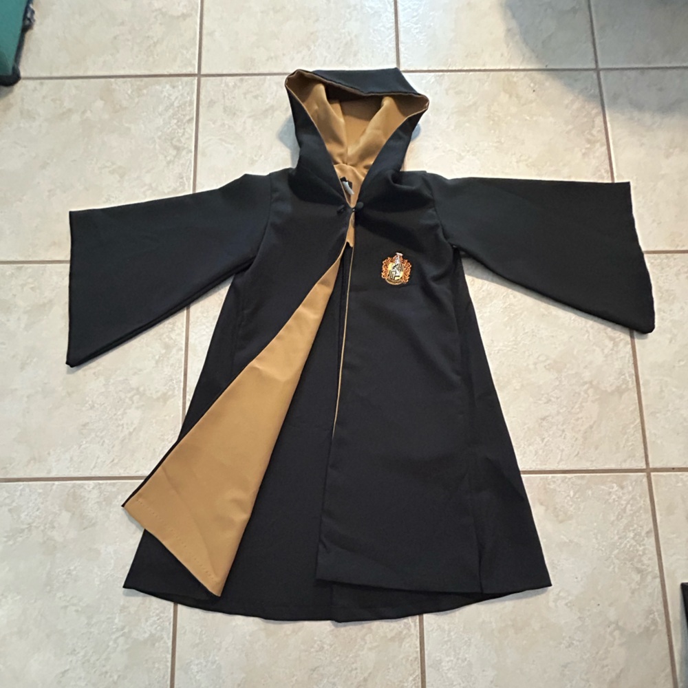 Universal Studios Harry Potter Hufflepuff Black and Gold Cloak